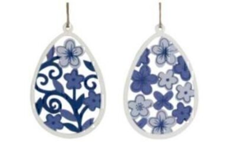 Set of 2 Blue and White Fretwork Easter Egg Decorations If you are looking for some Easter decorations and then be sure not to miss this set of 2 Blue & White Wooden Fretwork Egg Decorations by designer Gisela Graham. Made from wood with the design cut out and hand painted these Easter Egg decorations are very shabby chic and would suit any Easter decoration. Size: (LxWxD) 9x6x0.5cm
